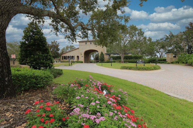 view of property's community featuring a lawn