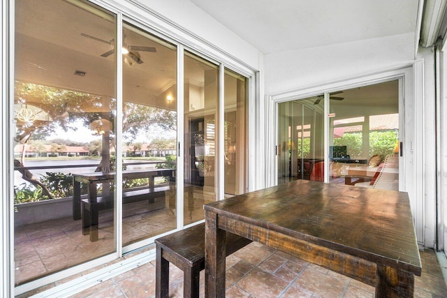 sunroom with ceiling fan