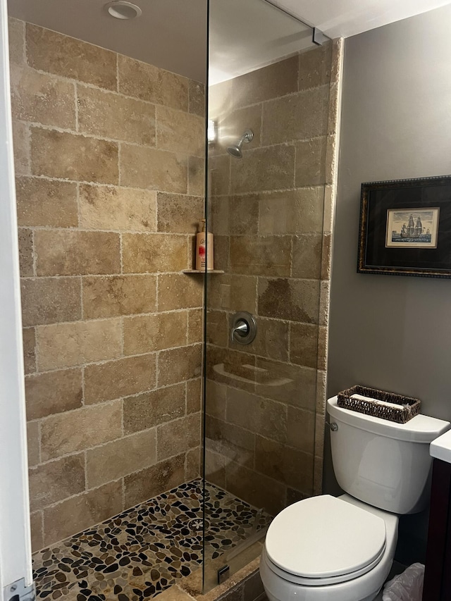 bathroom with toilet and tiled shower