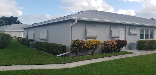 view of side of property featuring a lawn