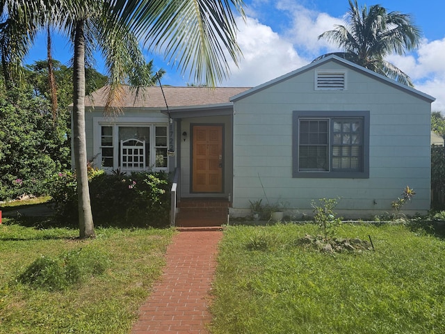 view of front facade with a front yard