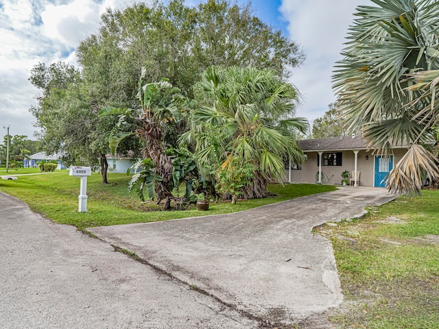 view of front of house featuring a front lawn