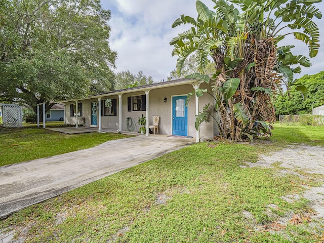 ranch-style home featuring a front lawn