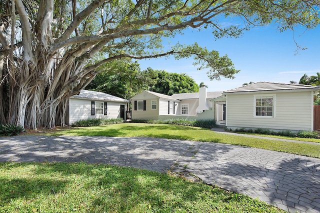 ranch-style home featuring a front yard