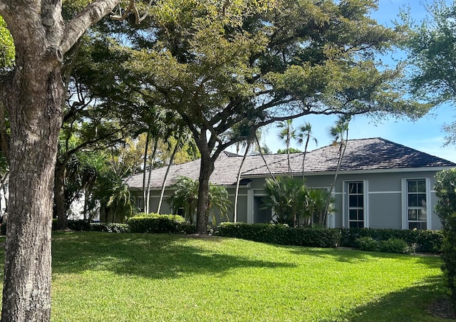 view of front of home featuring a front lawn