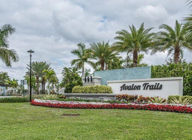 community sign featuring a lawn