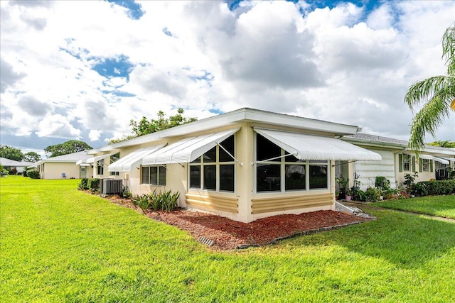 909 Savannas Point Dr Unit A, Fort Pierce, FL 34982 - back of house with a yard