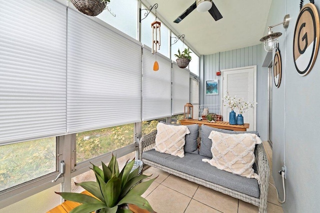 sunroom with ceiling fan