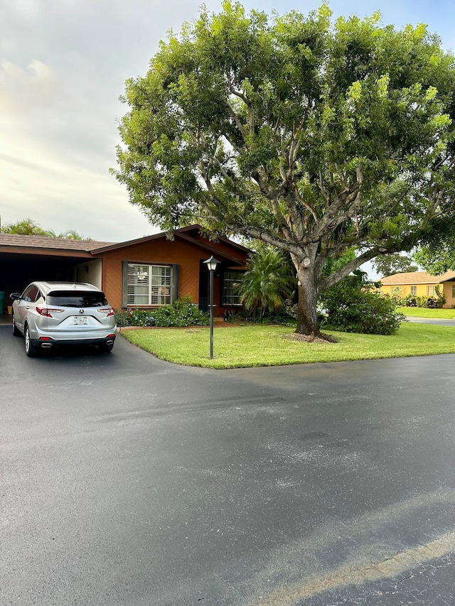 view of front of property featuring a front lawn