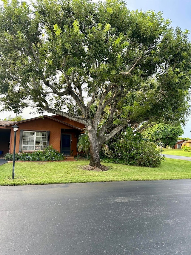 view of front of property featuring a front yard