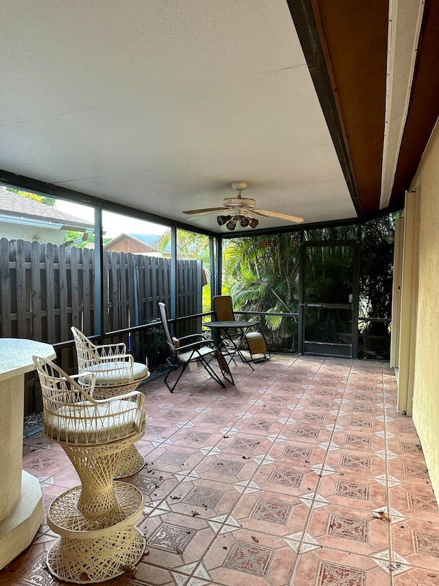 sunroom with ceiling fan