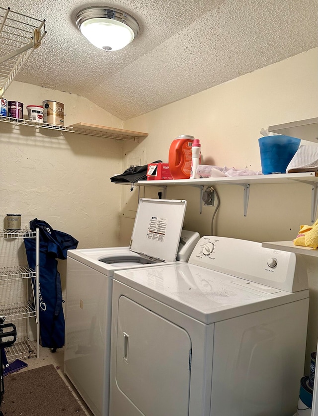 washroom with independent washer and dryer, carpet flooring, and a textured ceiling