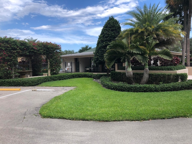 view of front of home featuring a front yard