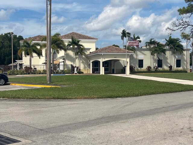 view of front of house featuring a front lawn