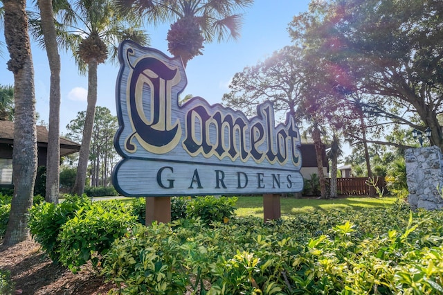 community / neighborhood sign featuring fence