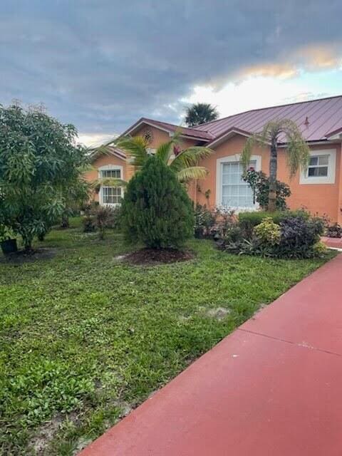 view of front of home featuring a front lawn