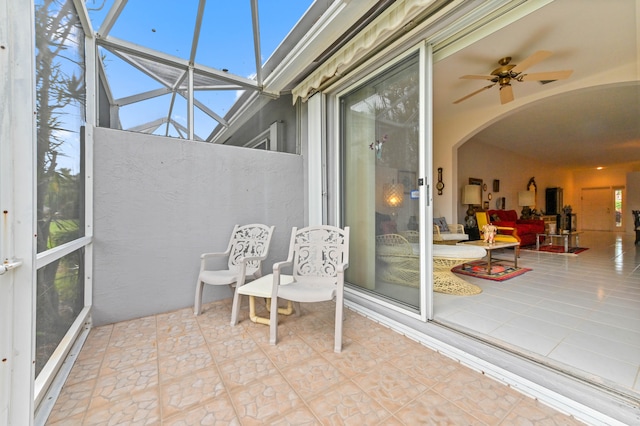 sunroom with ceiling fan