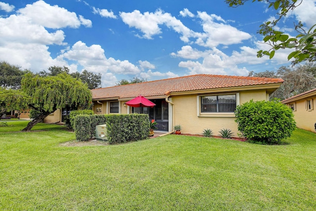 view of front of house featuring a front lawn