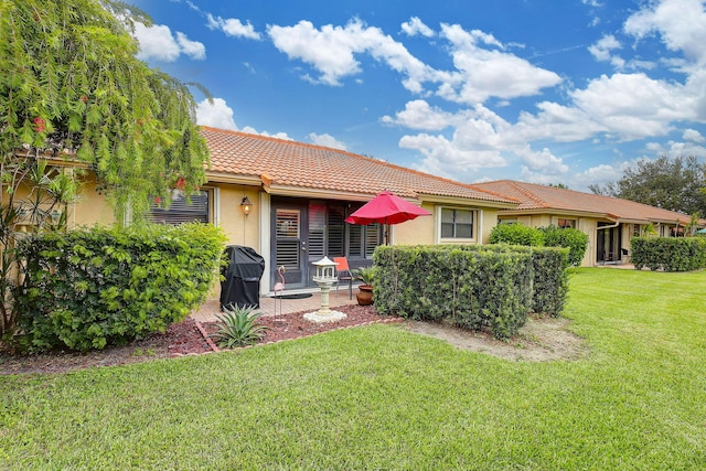 view of front of home featuring a front yard