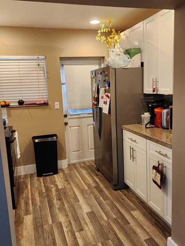 bathroom featuring a shower with shower curtain and sink