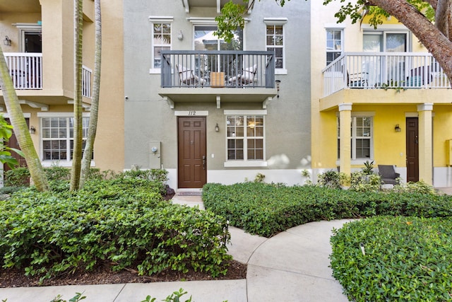 112 W Coda Cir, Delray Beach, FL 33444 - doorway to property featuring stucco siding and a balcony