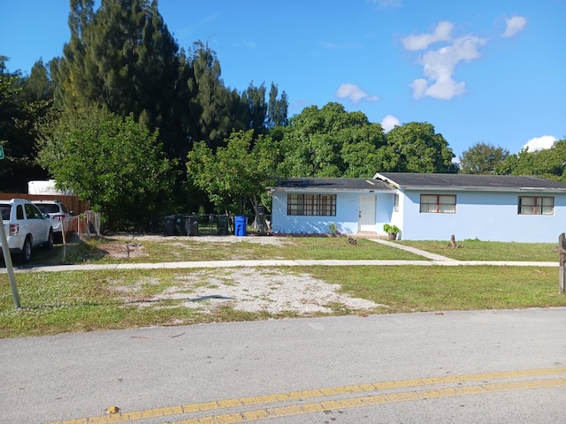 view of front of house featuring a front lawn