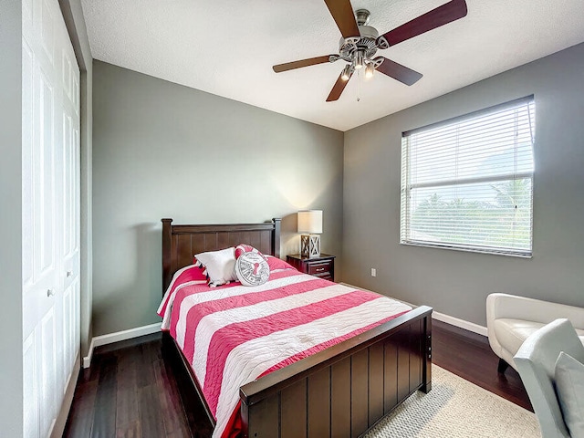 bedroom featuring a textured ceiling, wood-type flooring, ceiling fan, and a closet