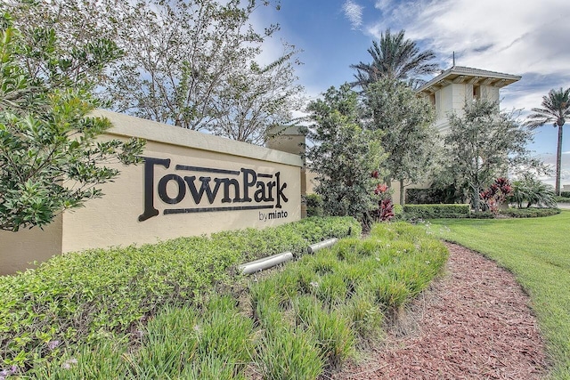 community / neighborhood sign featuring a lawn