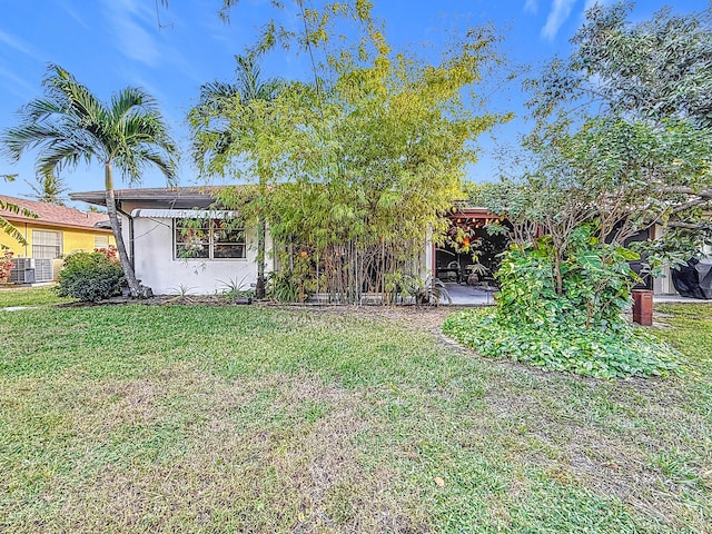 533 SE 28th Cir Unit 533, Boynton Beach, FL 33435 - view of front facade with a front yard and stucco siding