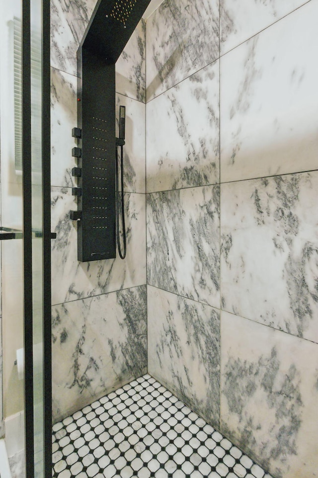 bathroom featuring tiled shower