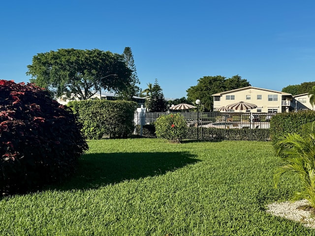 206 Dorchester Unit I, West Palm Beach, FL 33417 - view of yard