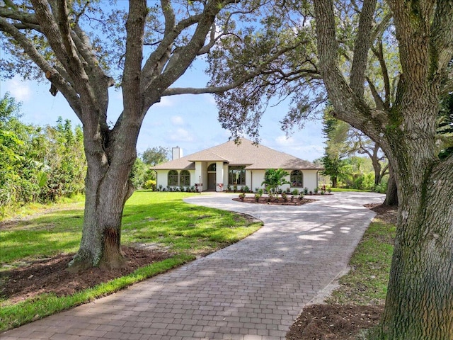 single story home featuring a front yard