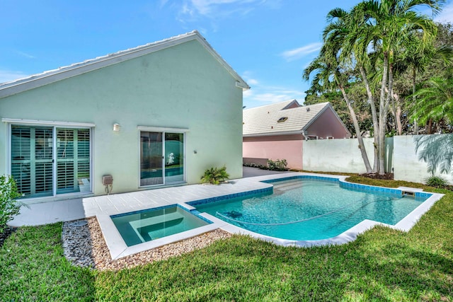 view of pool featuring an in ground hot tub and a lawn