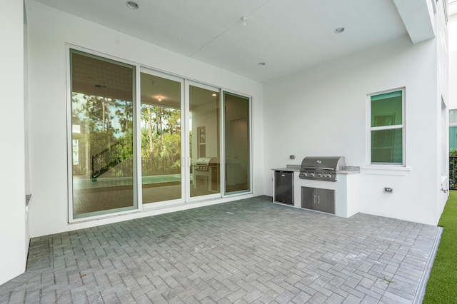 view of patio featuring an outdoor kitchen and grilling area