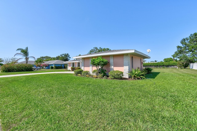 view of front of property with a front yard