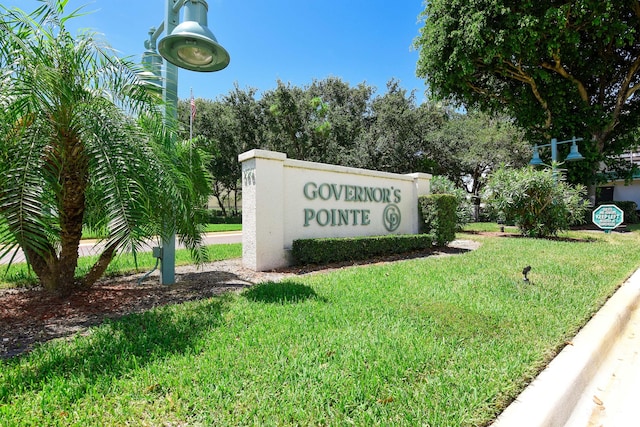 community / neighborhood sign featuring a lawn