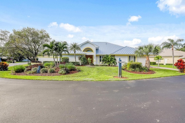 ranch-style house featuring a front lawn