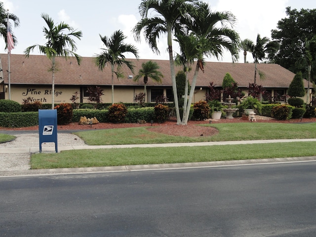 view of front of property featuring a front yard