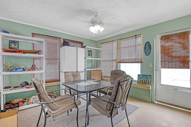 dining area with a textured ceiling, ceiling fan with notable chandelier, vaulted ceiling, crown molding, and light hardwood / wood-style floors