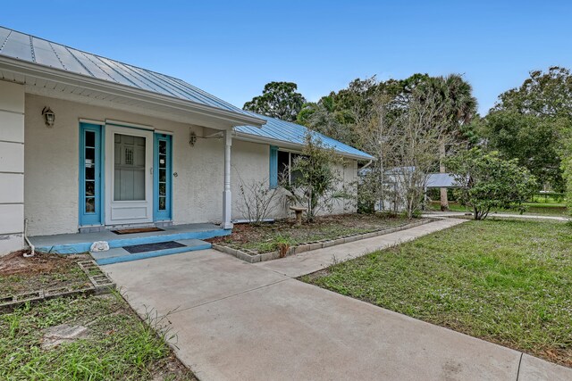 view of front of property featuring a front lawn