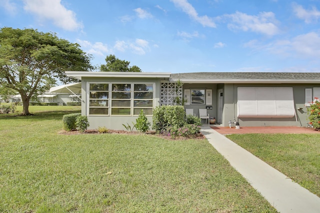 ranch-style house featuring a front yard