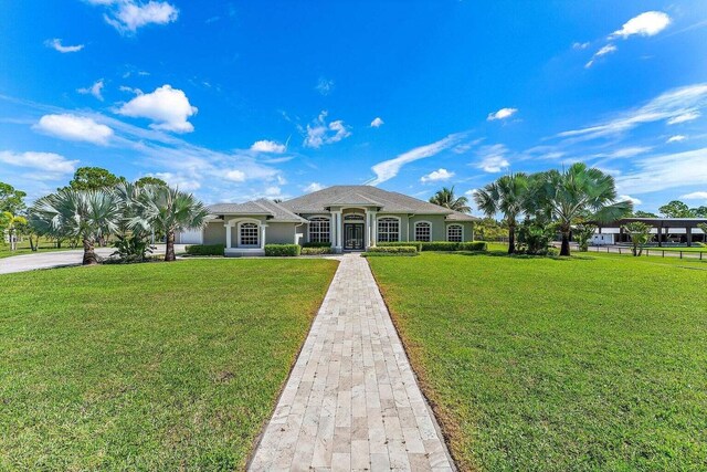 single story home with a front lawn