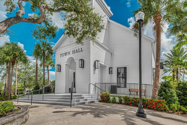 view of front of property