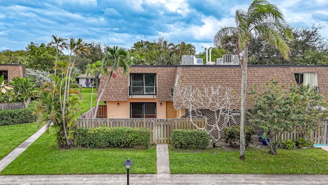 view of front of property with a front yard