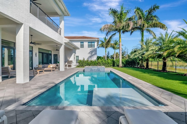 view of pool featuring outdoor lounge area, ceiling fan, a yard, an in ground hot tub, and a patio