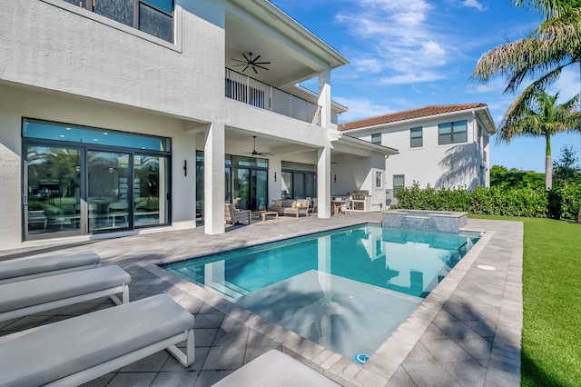 view of pool featuring ceiling fan, an in ground hot tub, an outdoor hangout area, and a patio