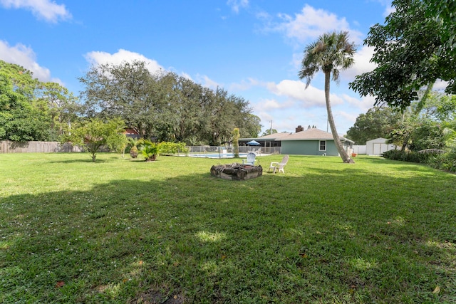 view of yard featuring a shed