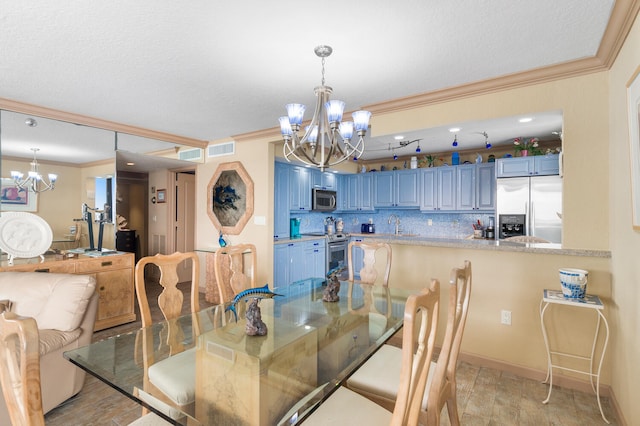 dining room featuring crown molding, light hardwood / wood-style floors, and an inviting chandelier