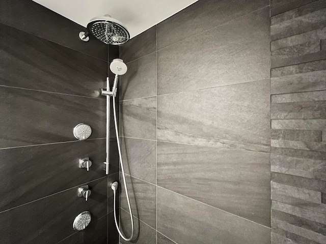 details featuring tiled shower