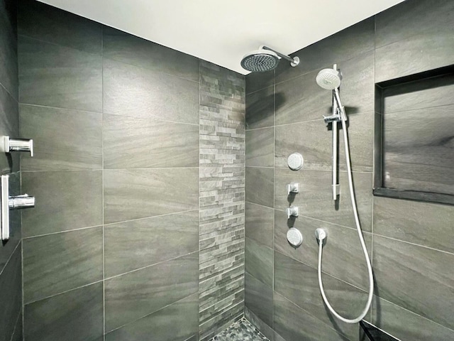 bathroom featuring tiled shower